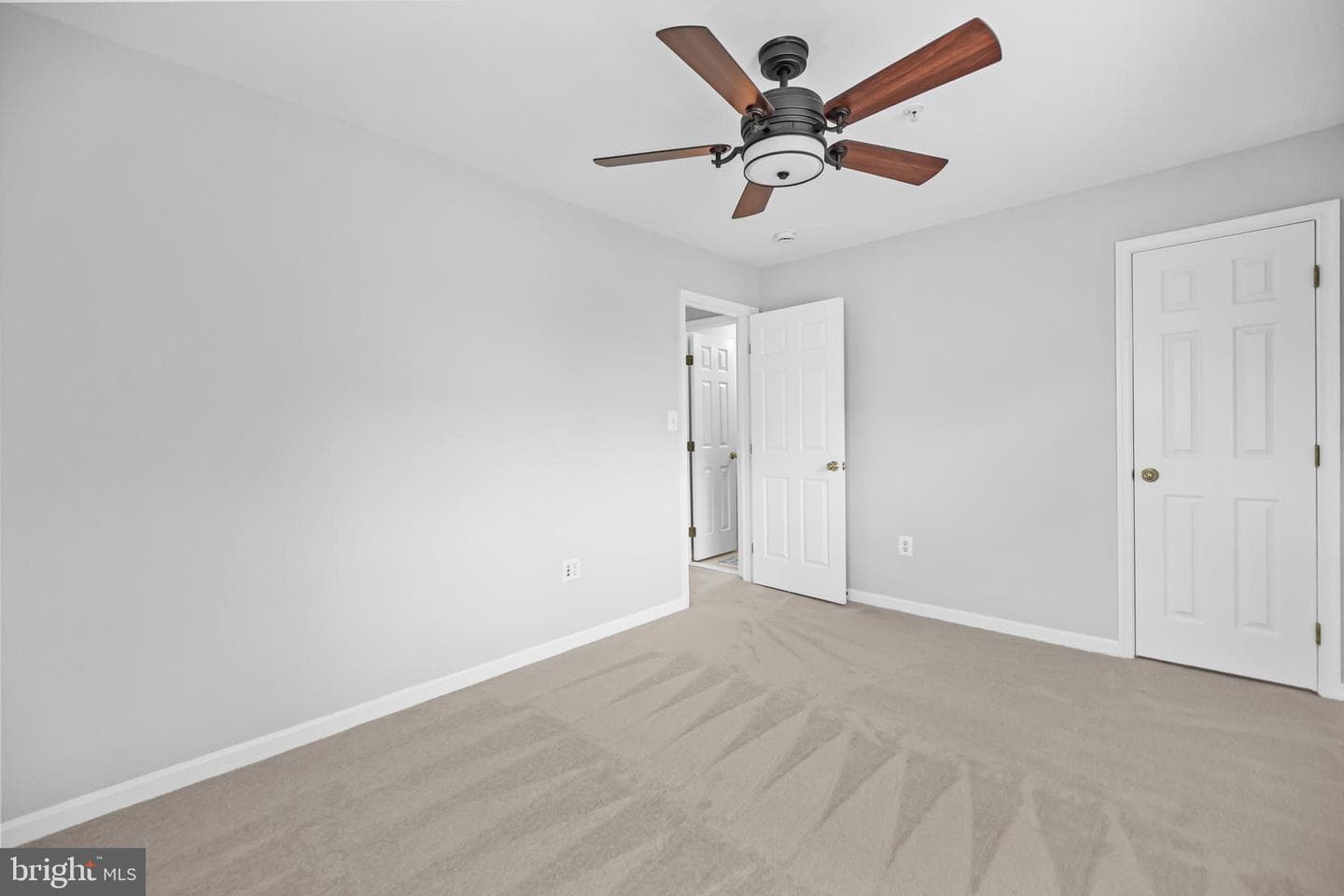 120 Martin Lane photo 41