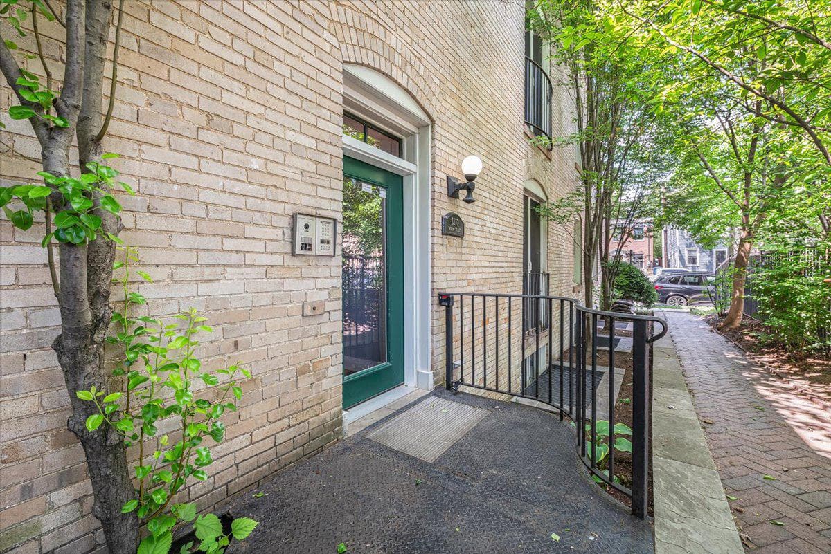 1210 Queen St #1 photo 3
