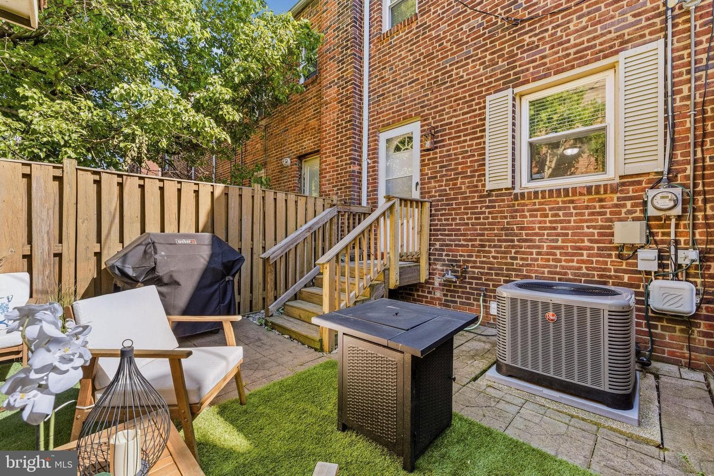 1735 Cameron Street photo 32