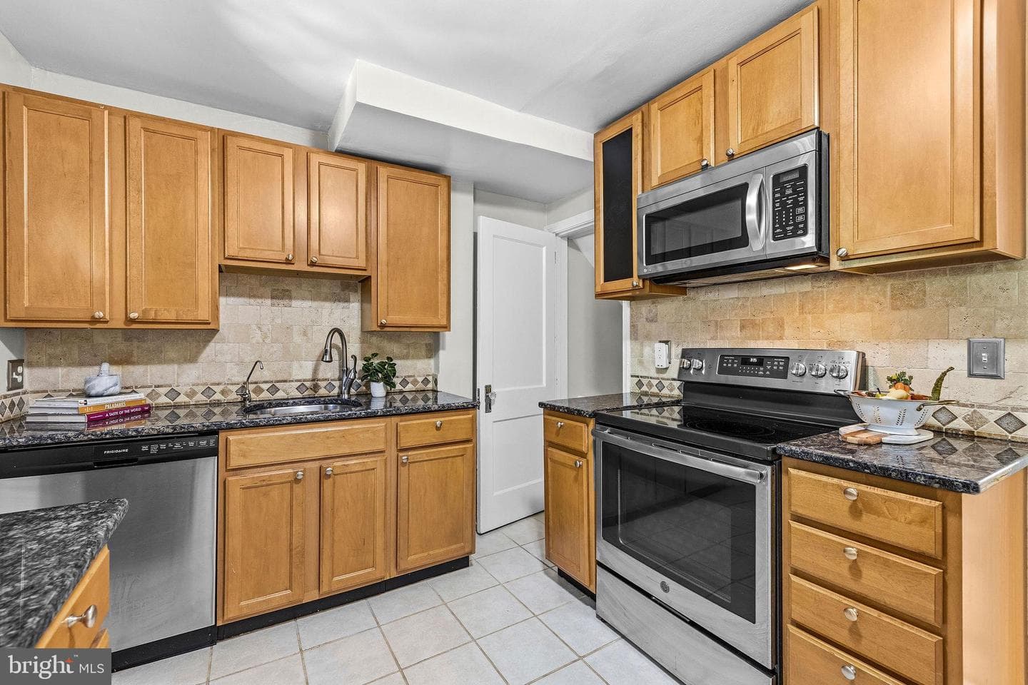 1735 Cameron Street photo 9