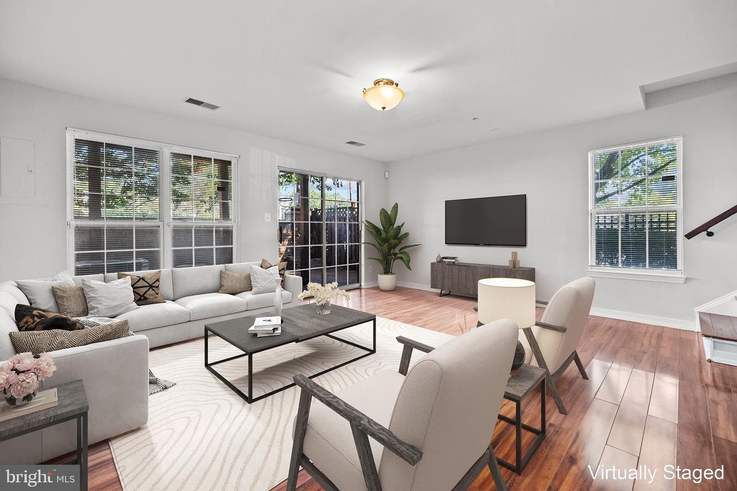 101 Martin Lane photo 11