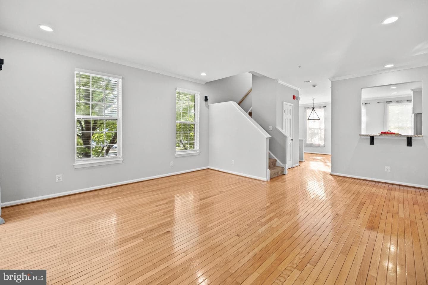 101 Martin Lane photo 33