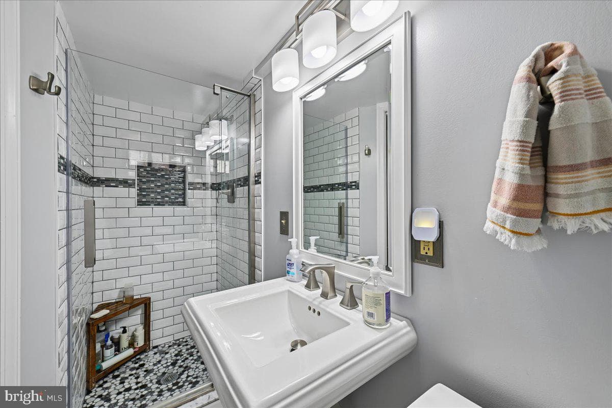 533 E Luray Avenue photo 32