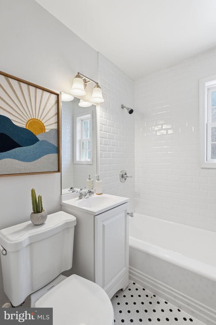 1608 W Abingdon Drive #302 photo 17