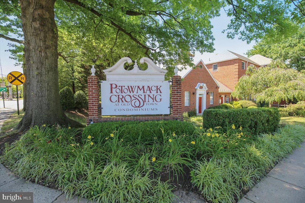 1708 W Abingdon Drive #301, Alexandria