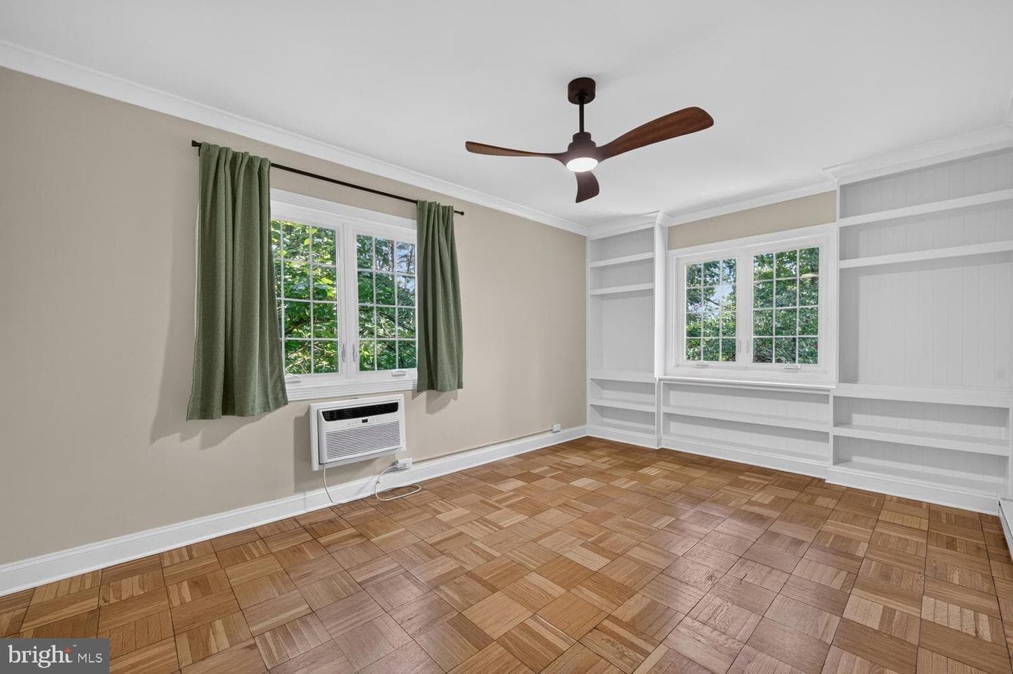 1557 Mount Eagle photo 25