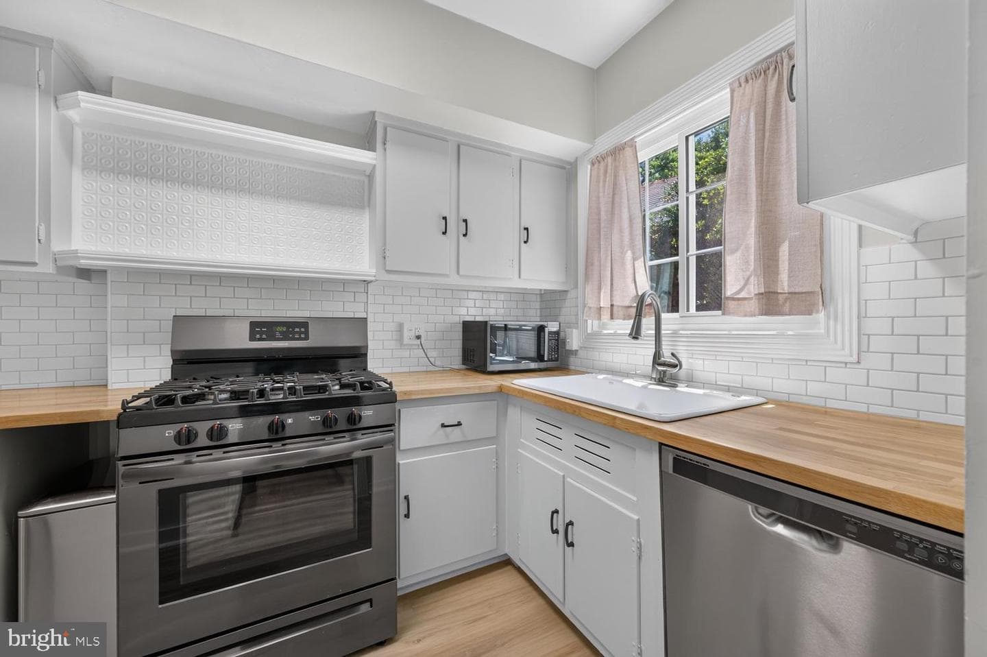 1557 Mount Eagle photo 5
