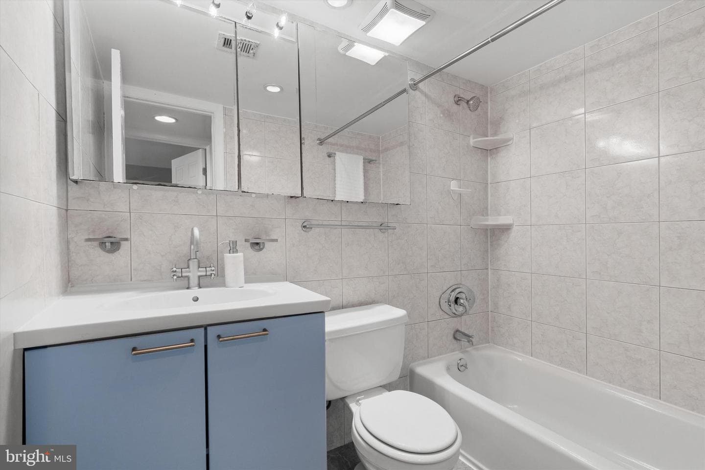 2 Canterbury Square #202 photo 24
