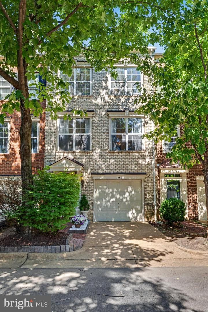 109 Martin Lane, Alexandria