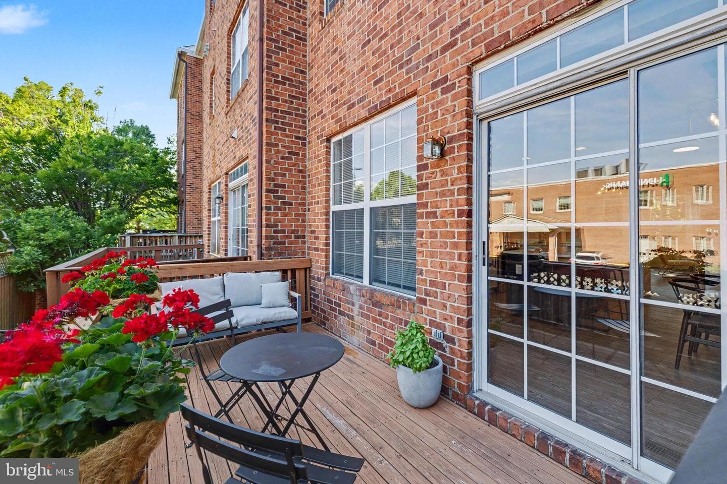 109 Martin Lane photo 39