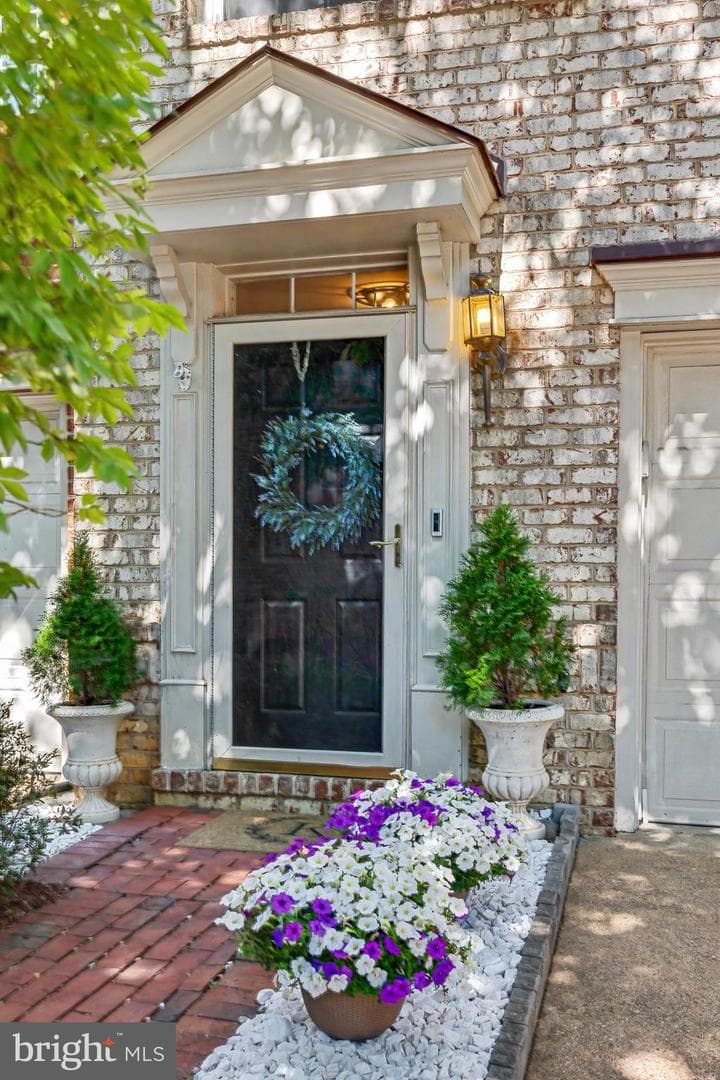 109 Martin Lane photo 4