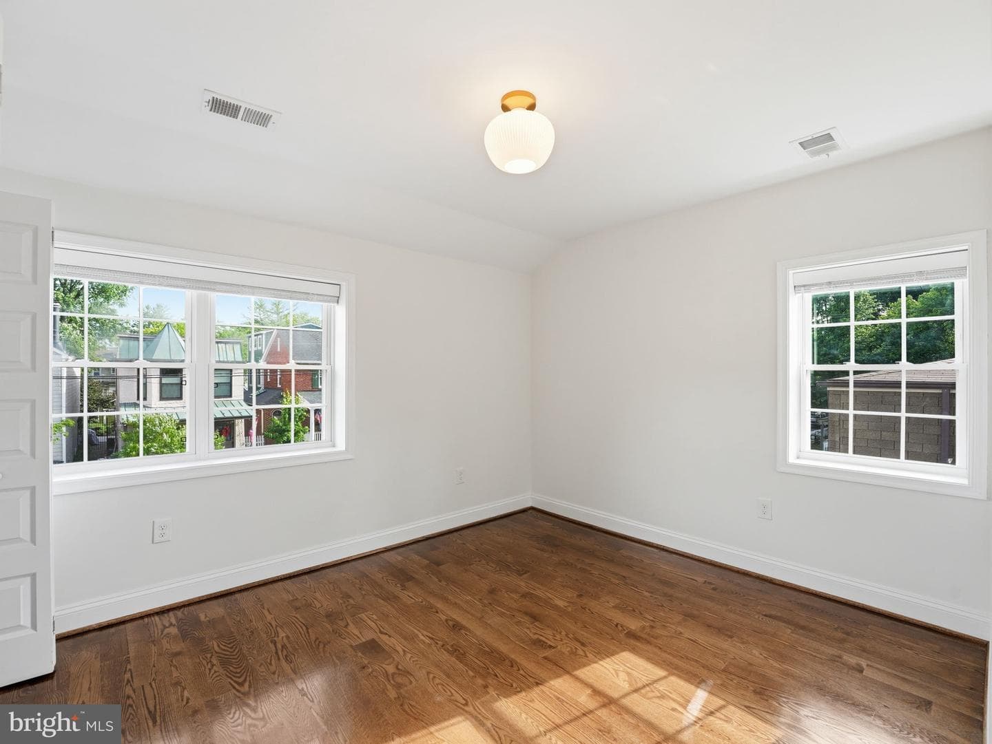 102 E Howell Avenue photo 30