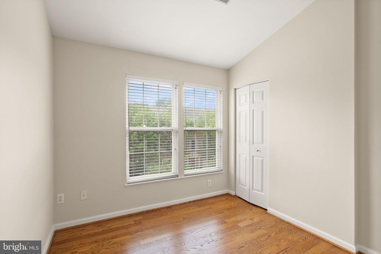 917 Rolfe Place photo 41