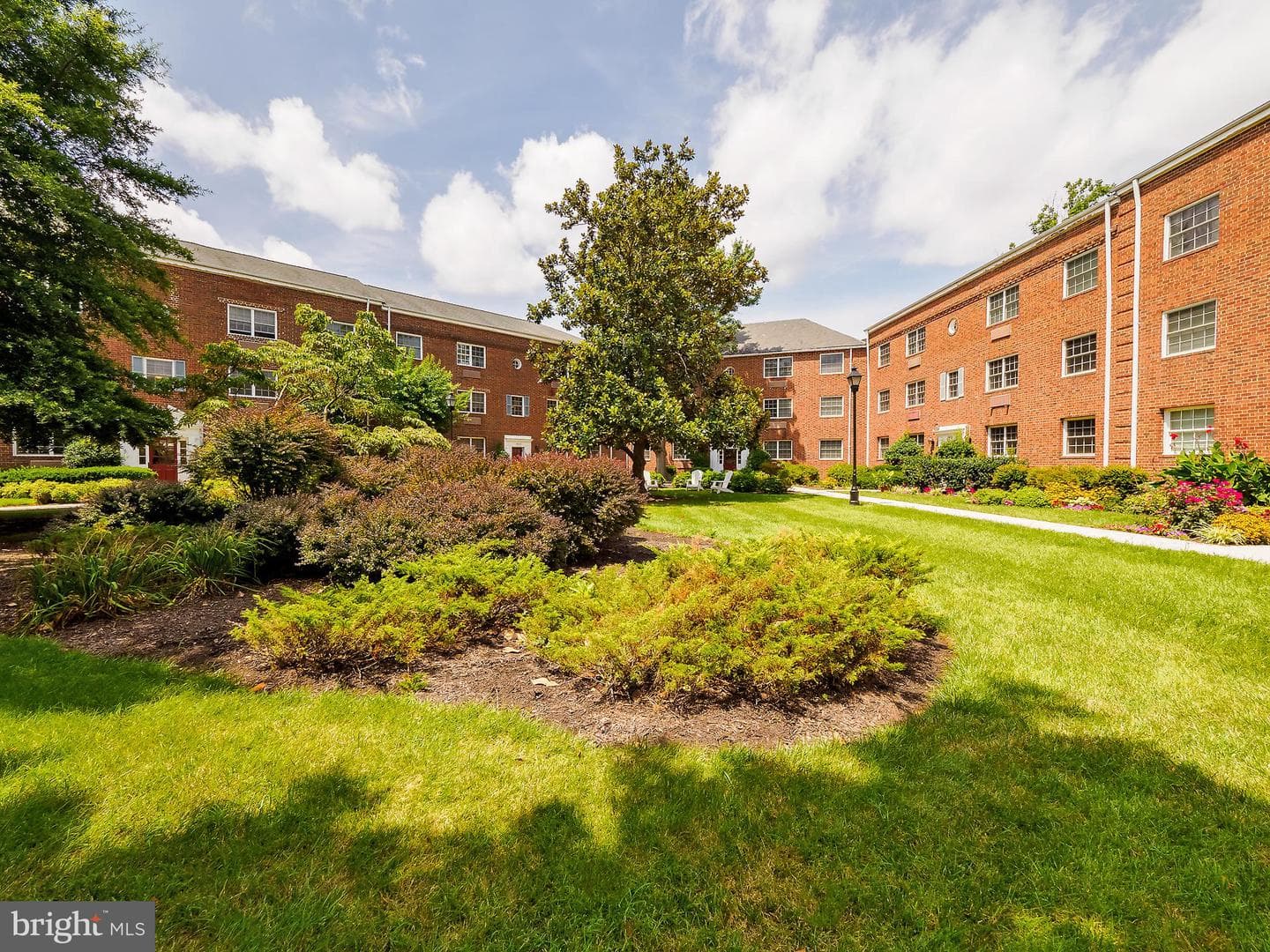 1608 W Abingdon Dr # 102 photo 4