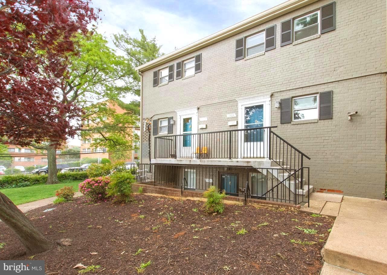 5902 Mayflower Court, Alexandria