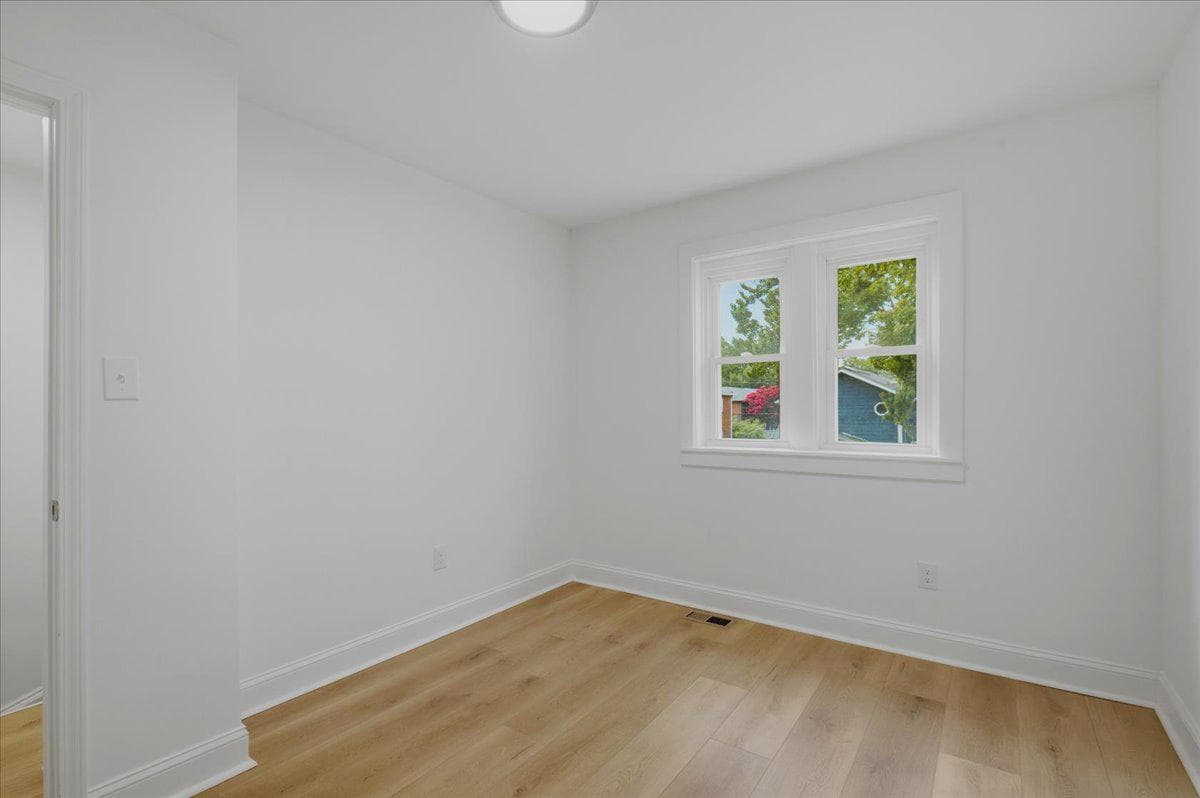 109 Clifford Avenue photo 14