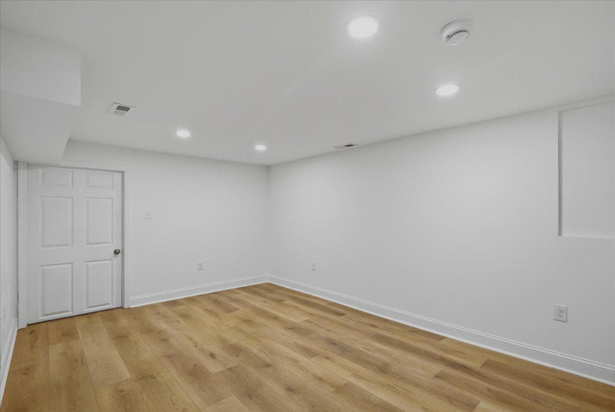 109 Clifford Avenue photo 24