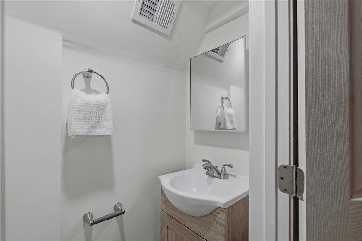 109 Clifford Avenue photo 25