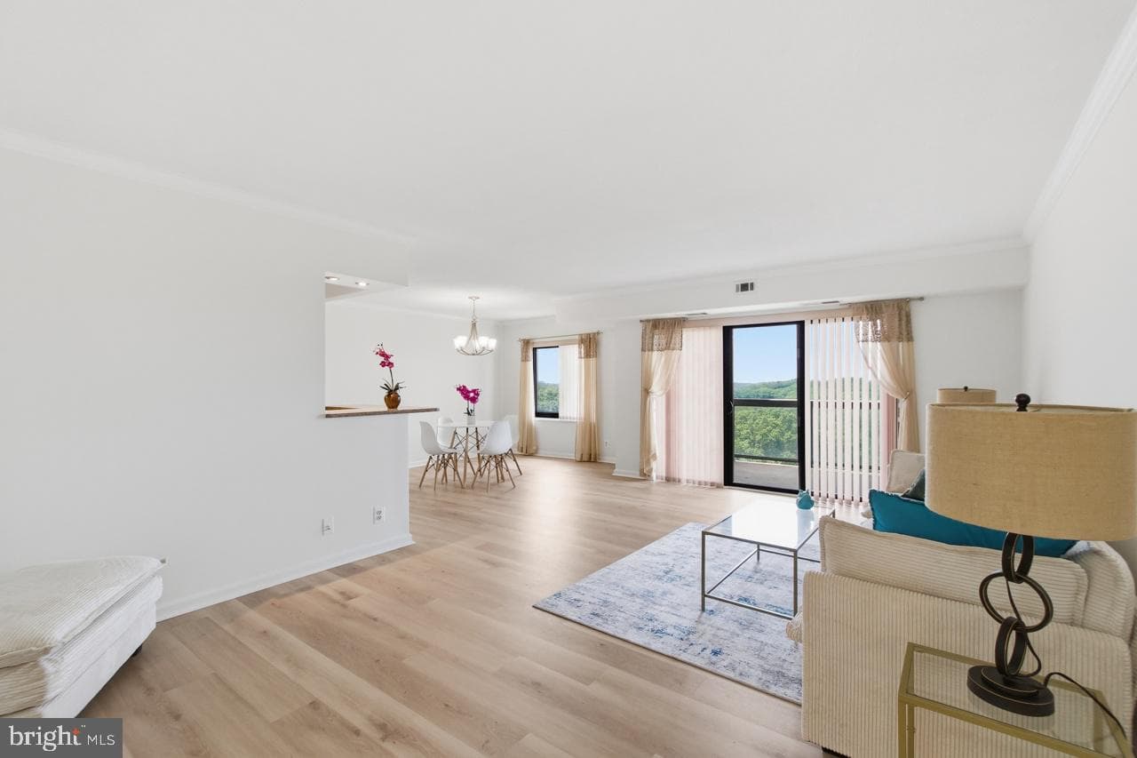 307 Yoakum Parkway #1104 photo 18