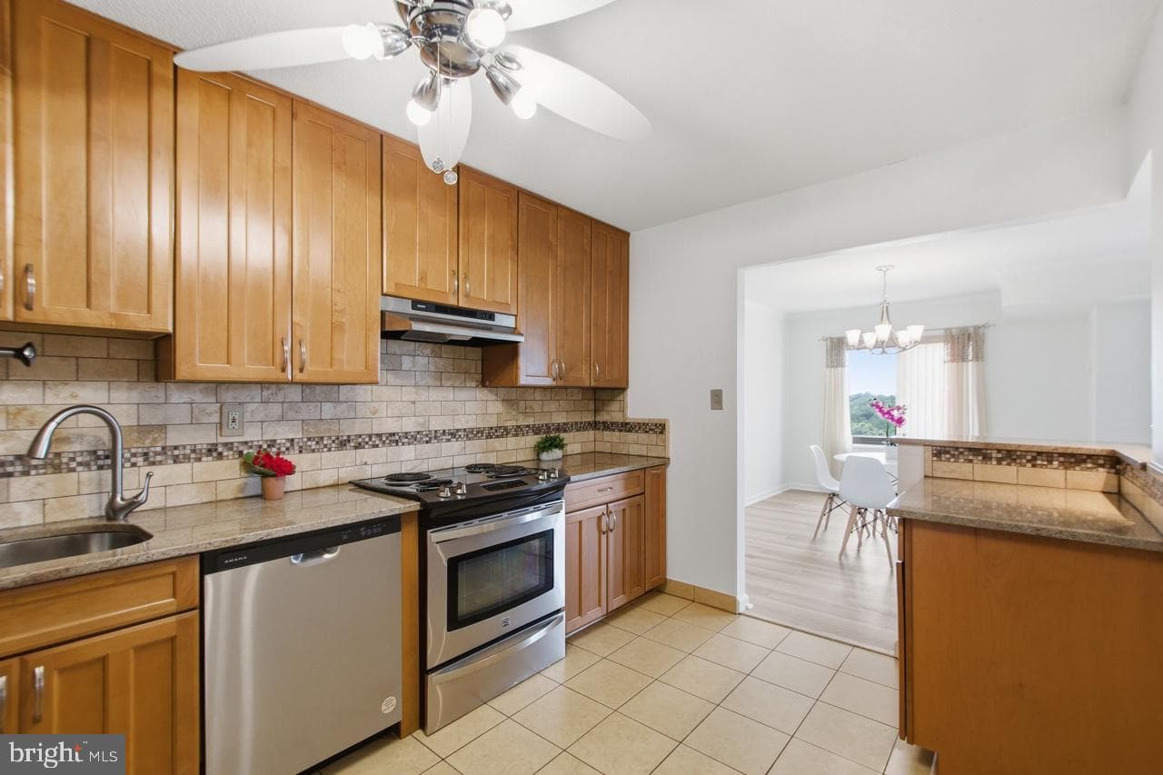 307 Yoakum Parkway #1104 photo 30