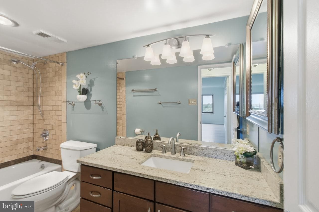 307 Yoakum Parkway #1104 photo 36