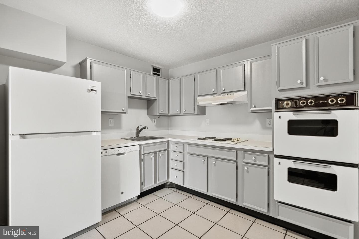 307 Yoakum Parkway #802 photo 17