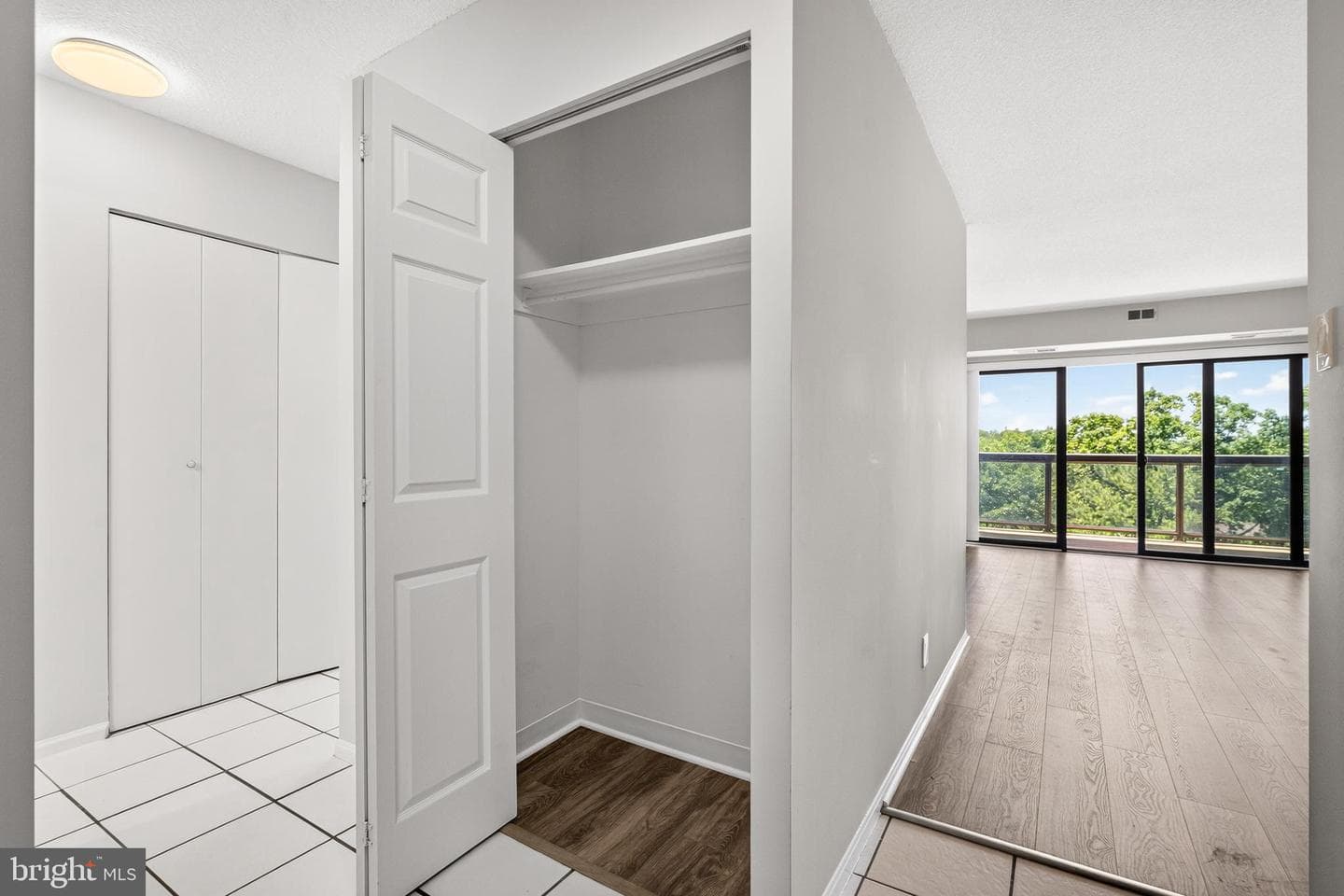 307 Yoakum Parkway #802 photo 3
