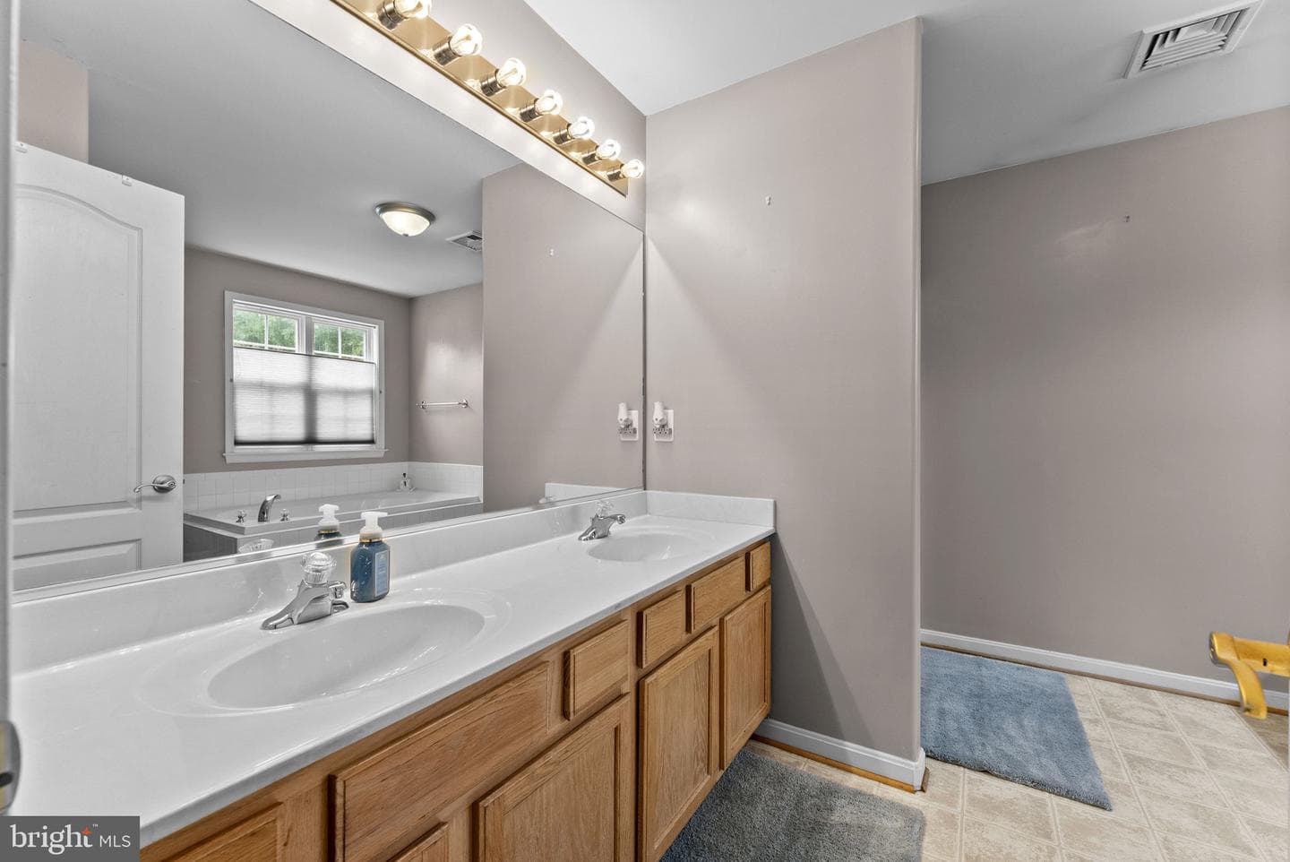 1085 Virginia Avenue photo 40