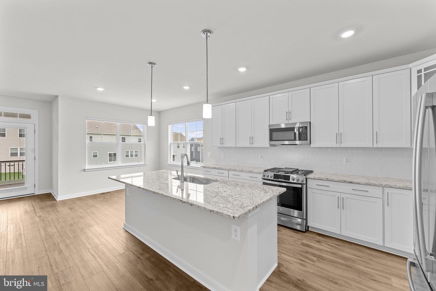 2047 Armstrong Terrace photo 9