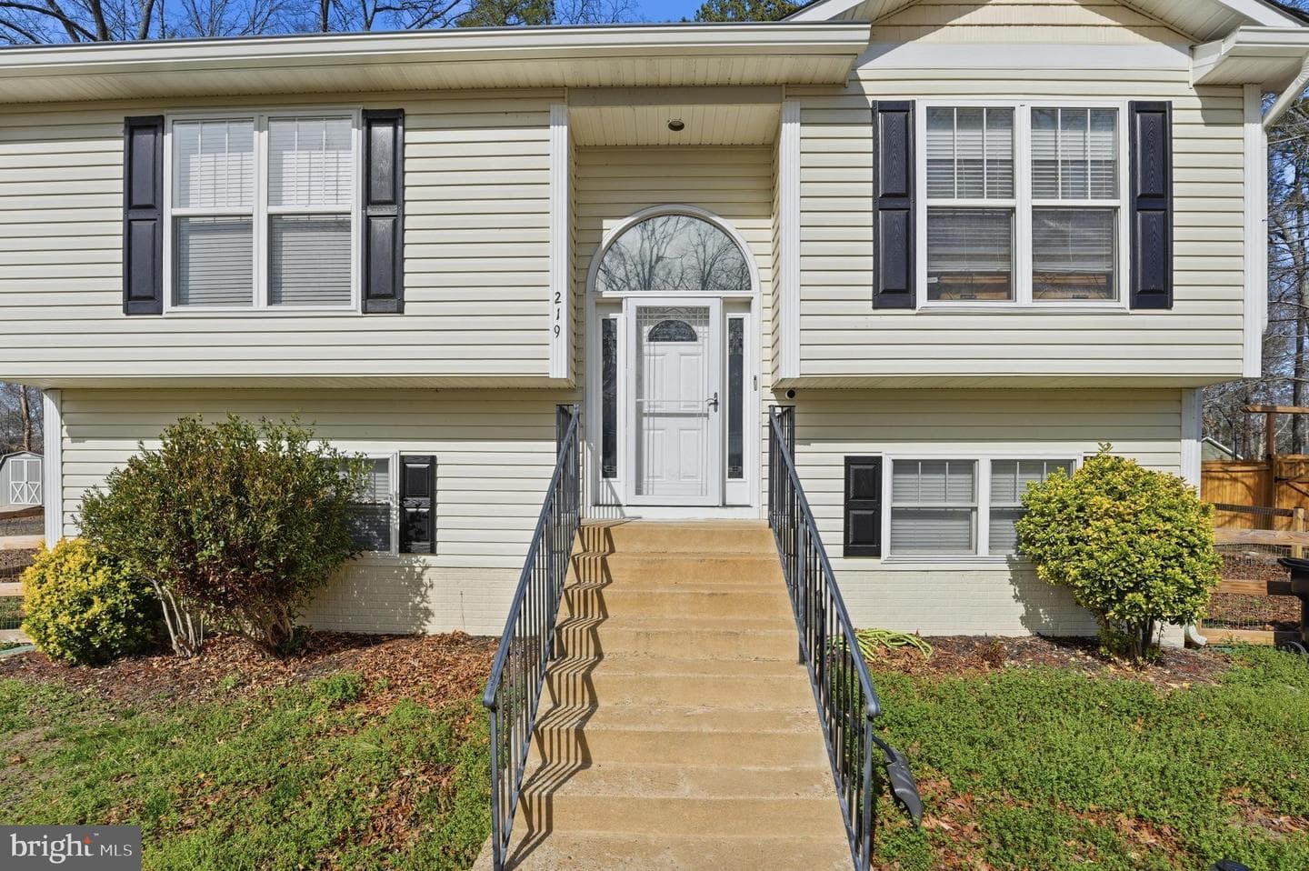 219 Hollyside Drive photo 2