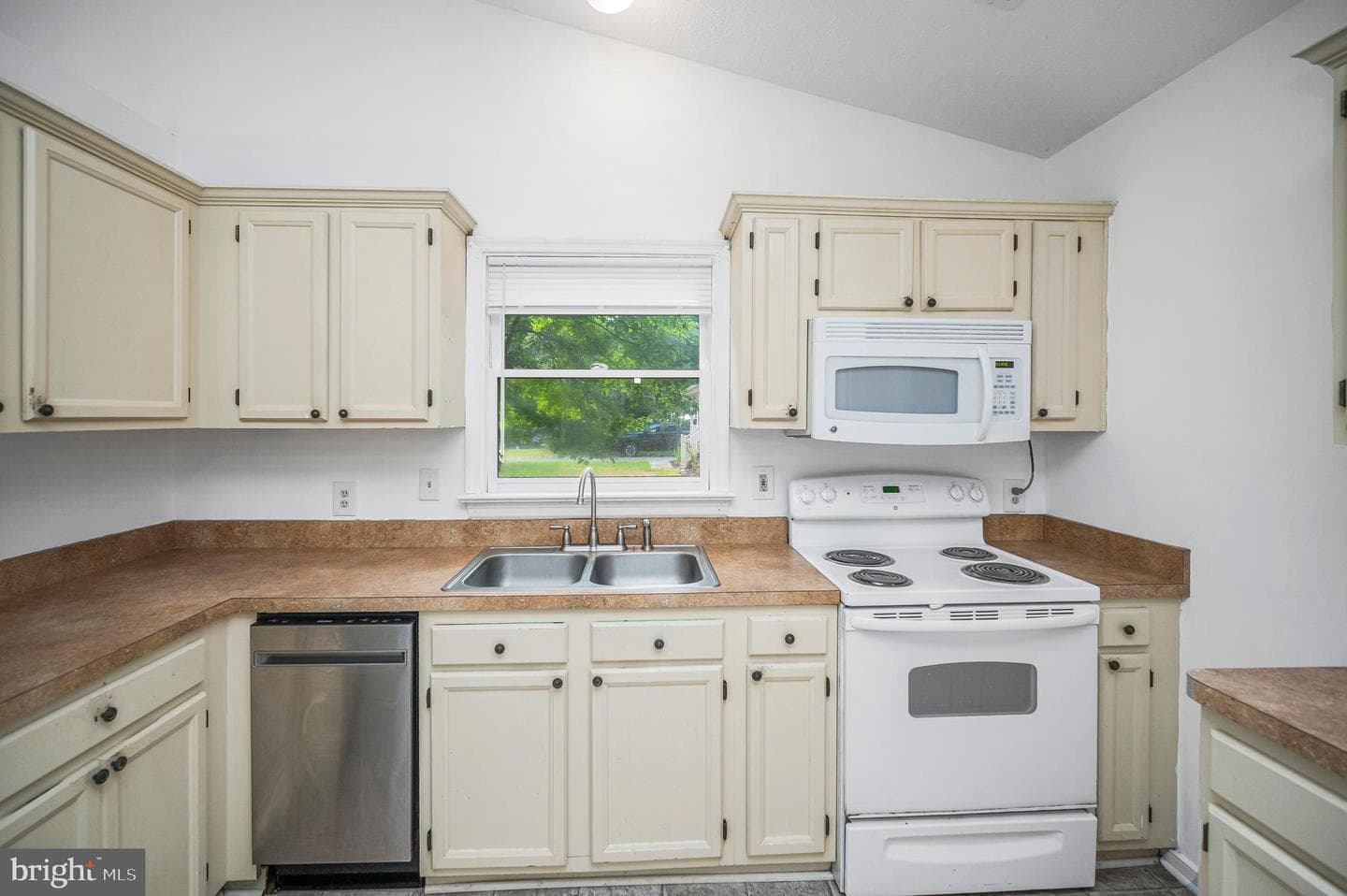 68 Albertson Court photo 8