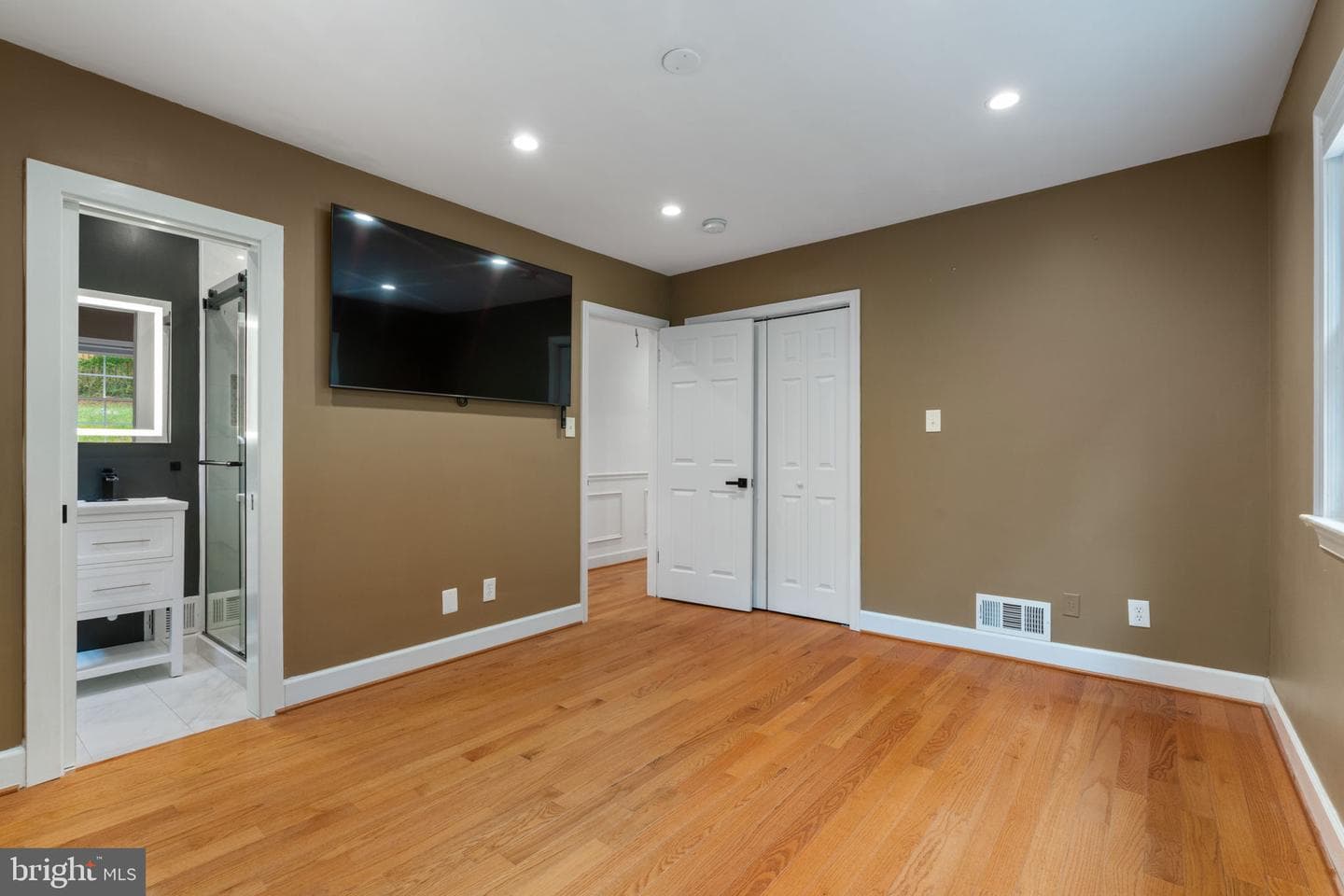709 E Broad Street photo 20