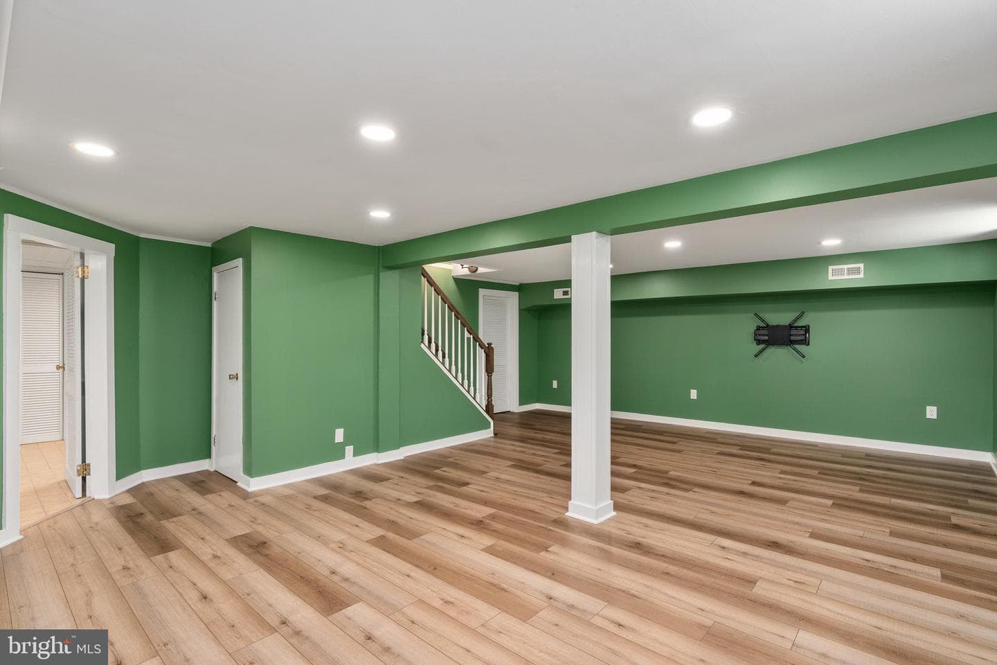 909 Mortimer Avenue photo 47