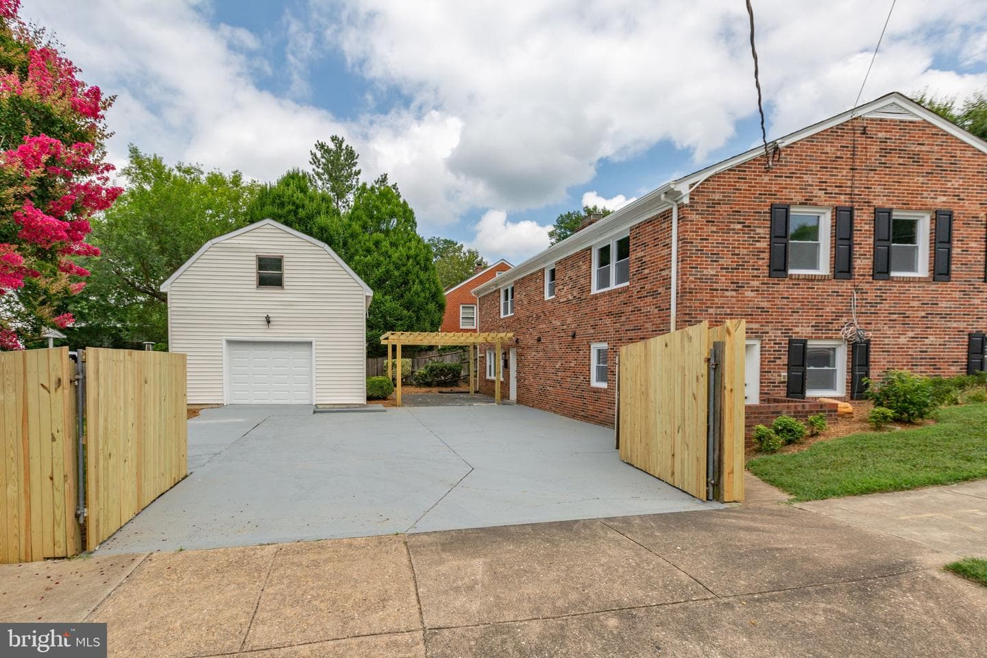 1329 Brent Street photo 4