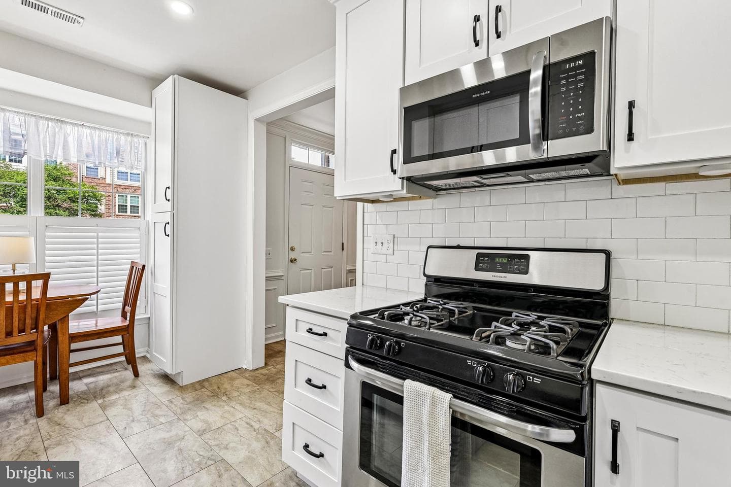 4111 Oxford Lane photo 4