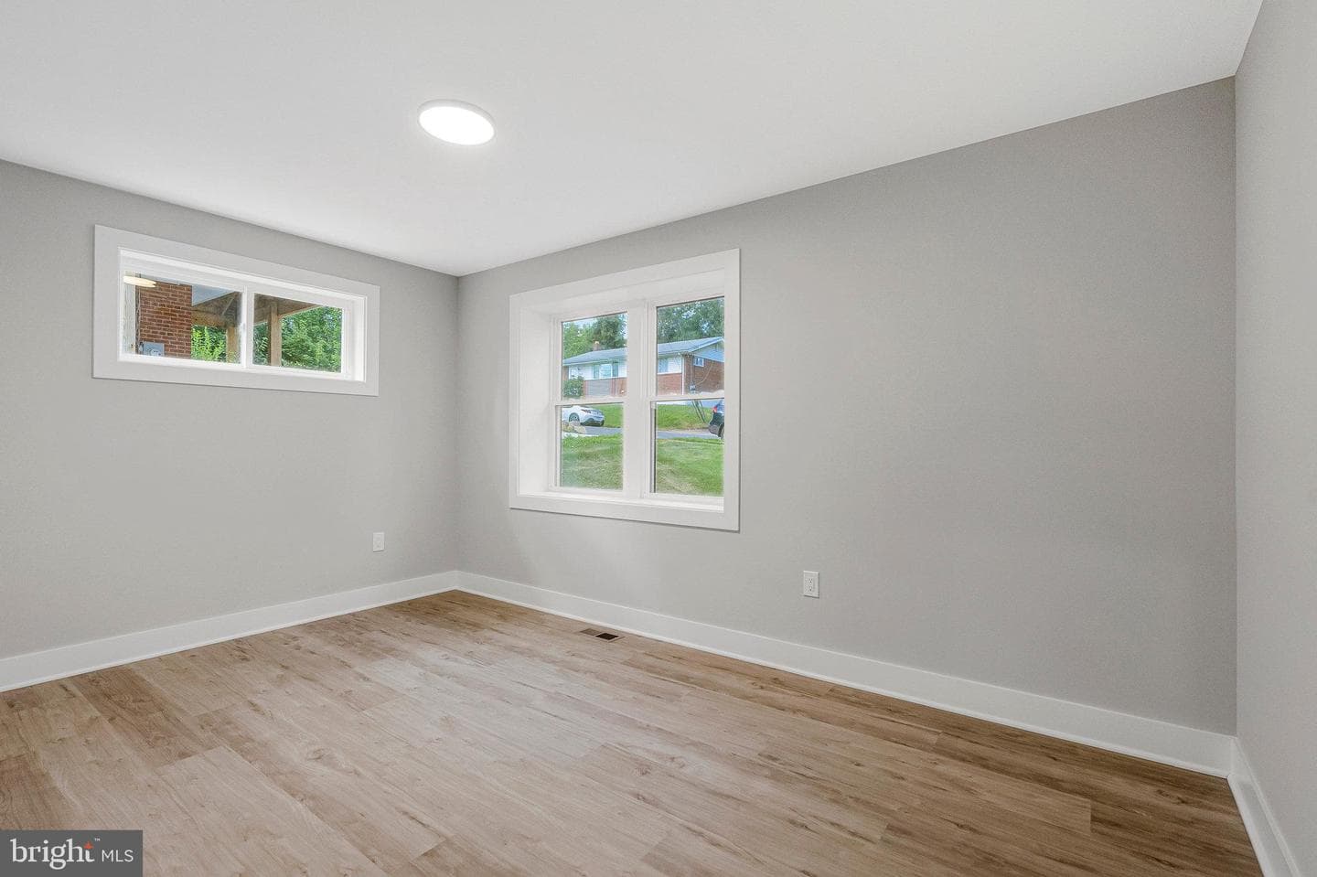 10211 Stratford Avenue photo 32