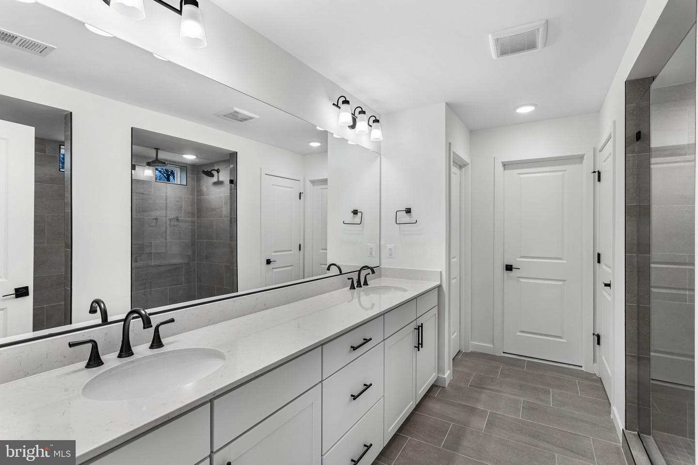 2083 Springvale Drive photo 22