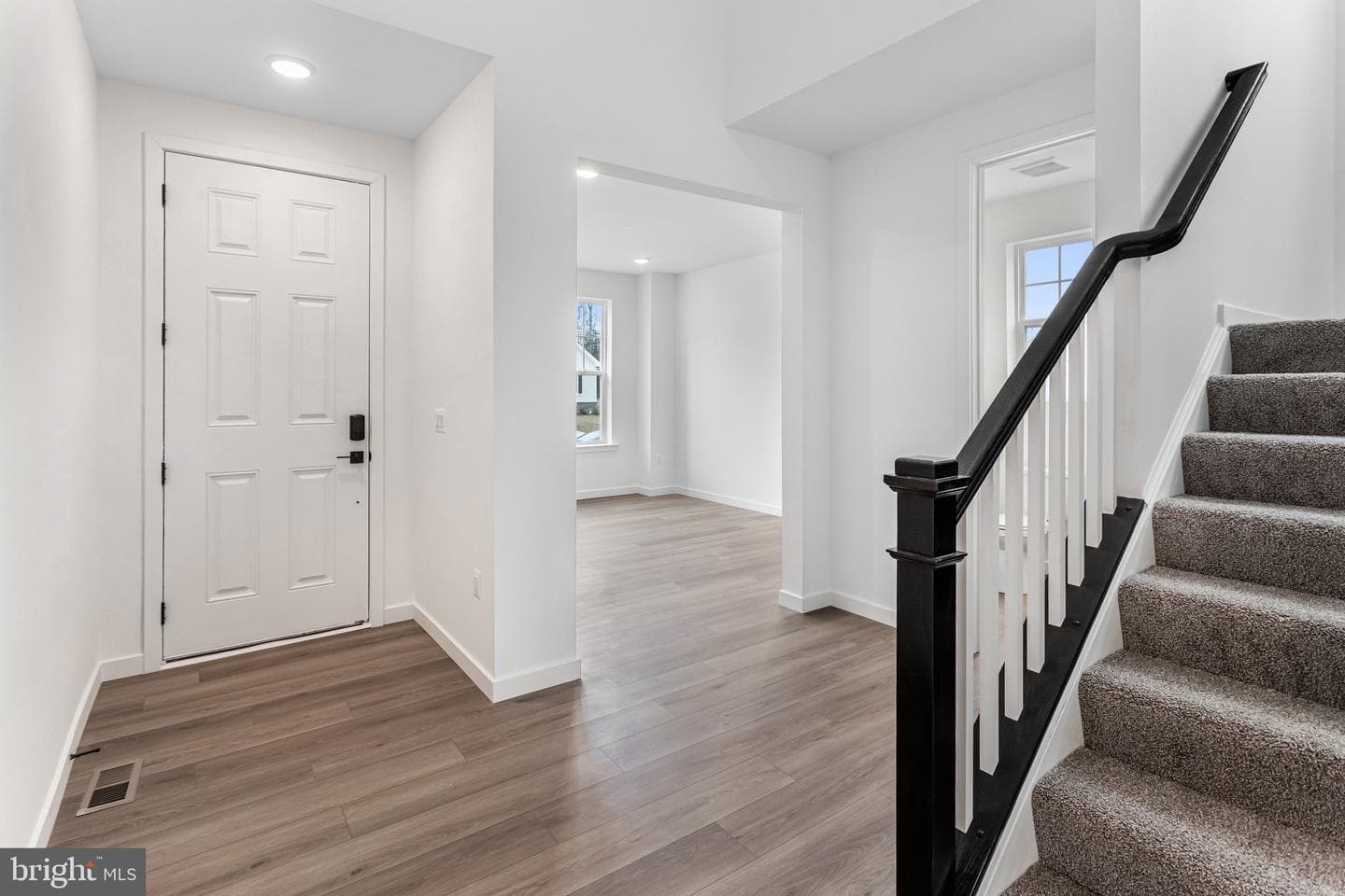 2083 Springvale Drive photo 4