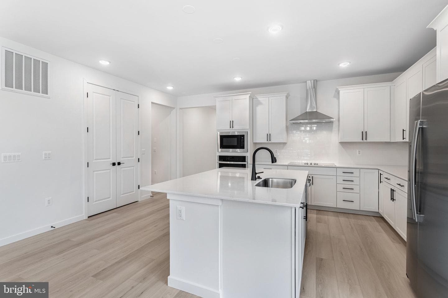 2079 Springvale Drive photo 12