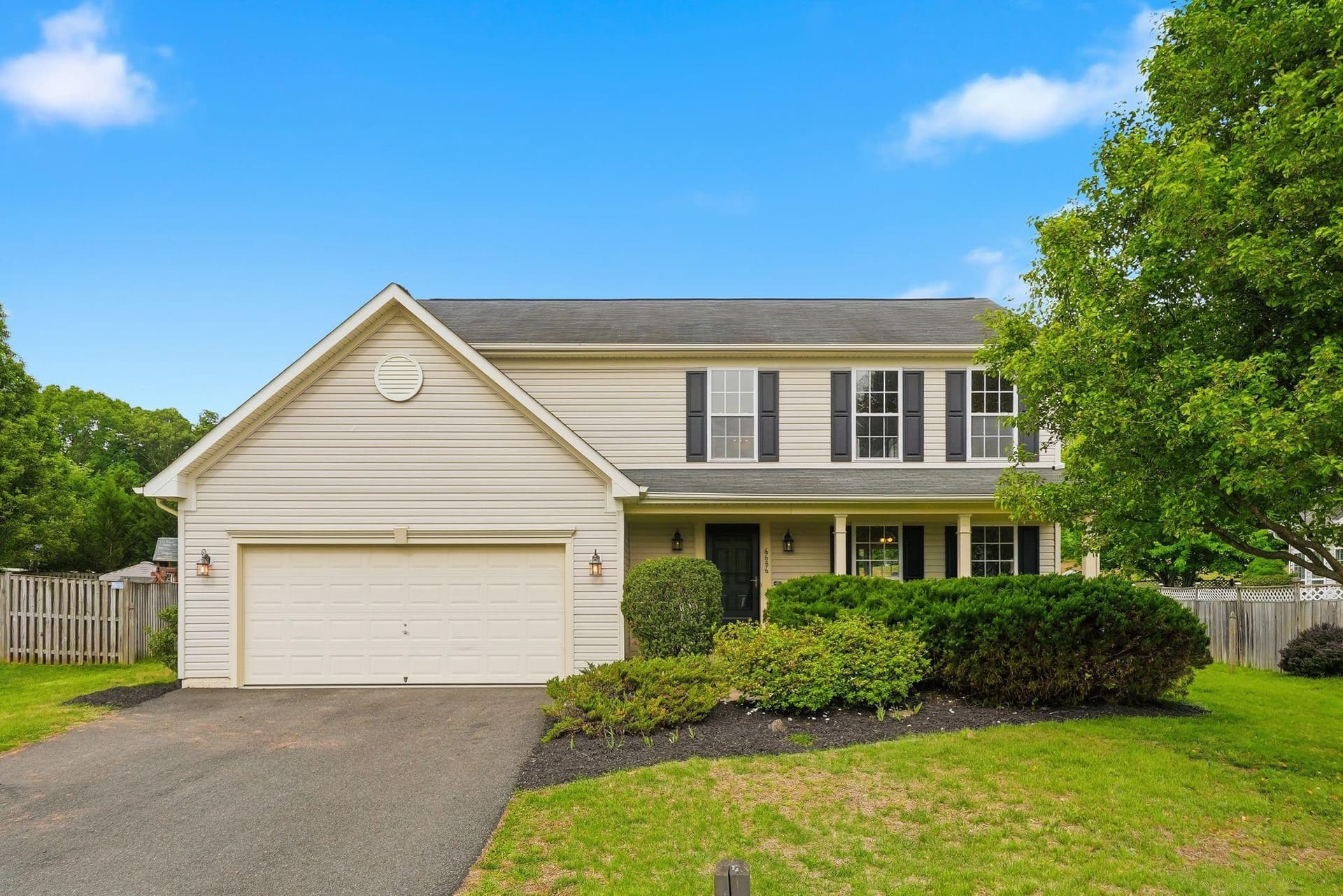 6686 Clarkes Meadow Drive photo 1