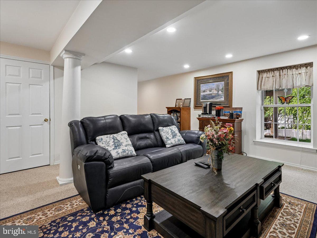 530 Estate Avenue photo 10