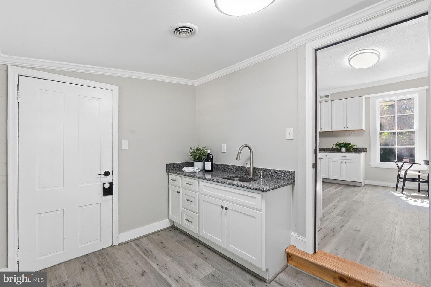 105 E Washington Street photo 7