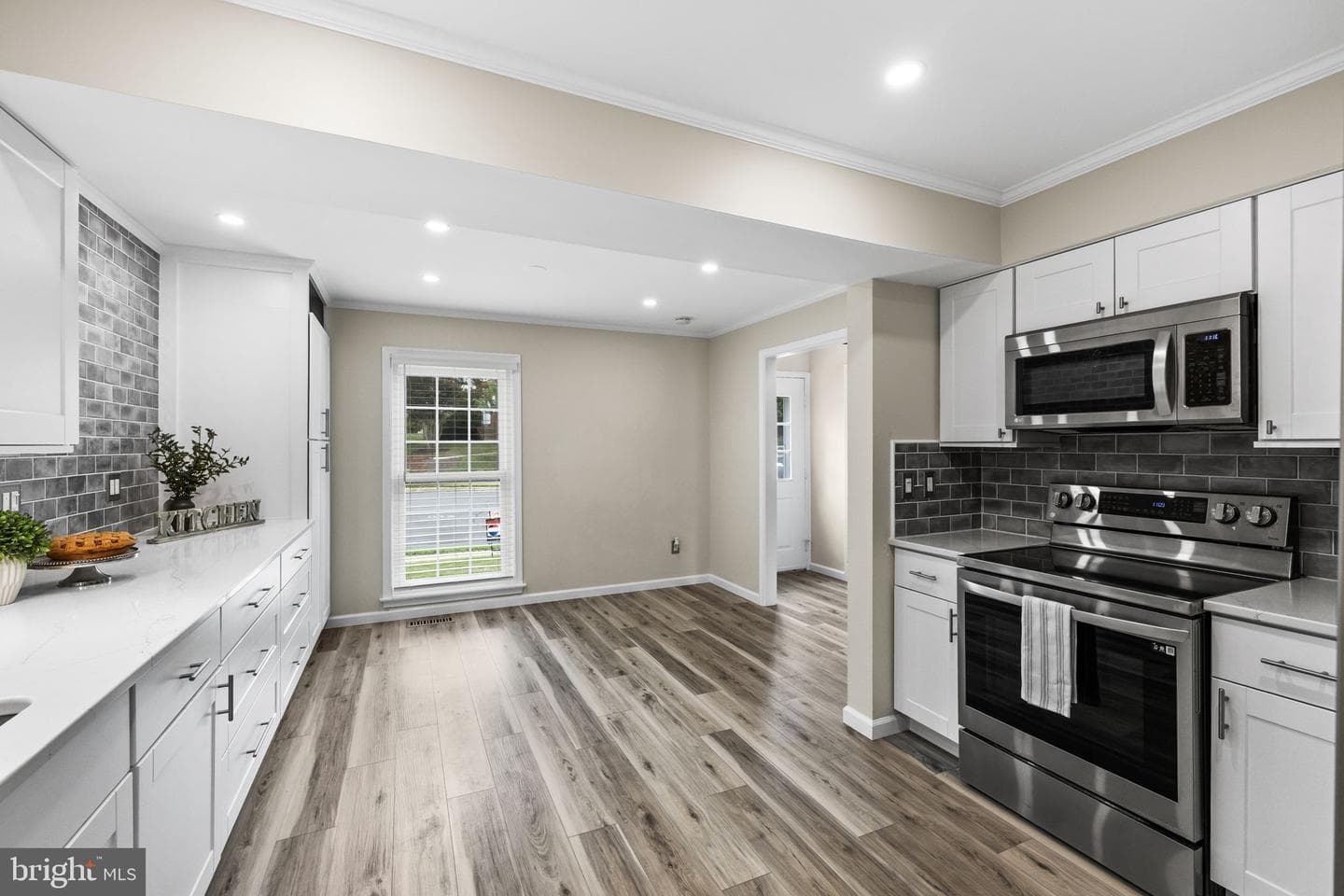210 Leeds Court E photo 11