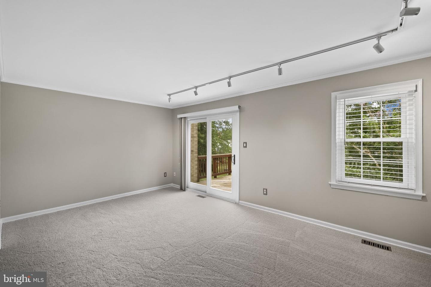 210 Leeds Court E photo 12