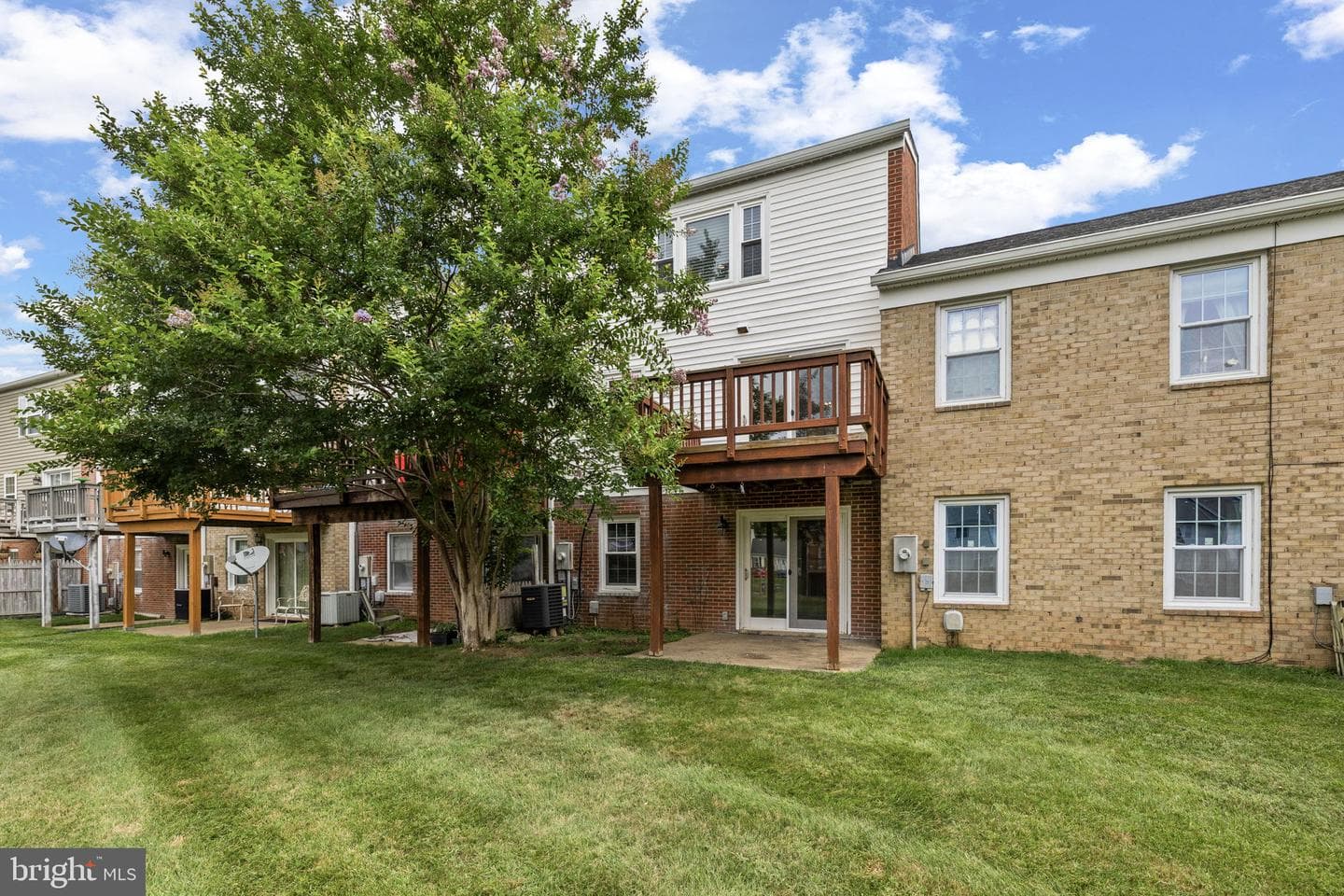 210 Leeds Court E photo 3