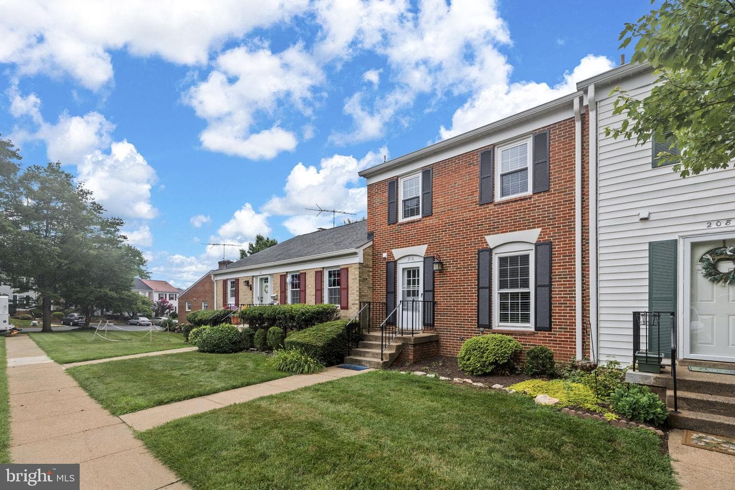 210 Leeds Court E photo 37