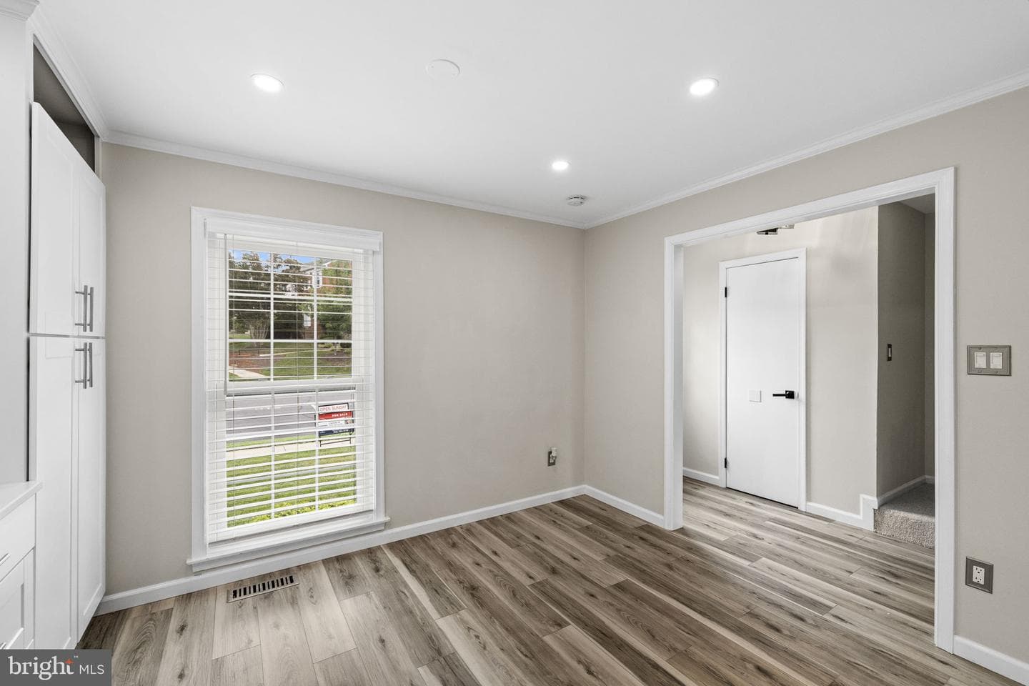 210 Leeds Court E photo 6