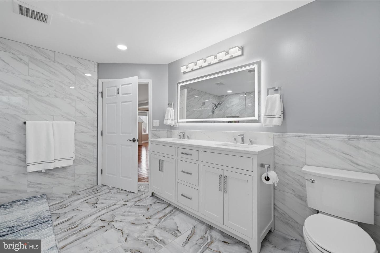 107 Paris Court photo 34