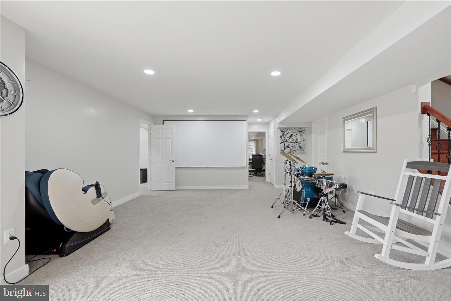 107 Paris Court photo 46