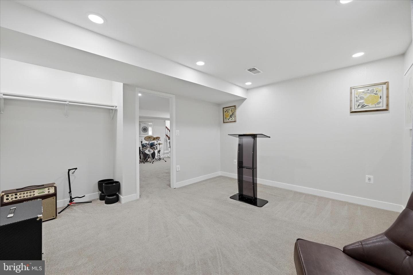 107 Paris Court photo 49